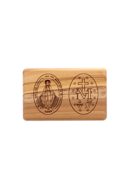Cofanetto in legno ulivo con incisa medaglia Miracolosa, completo di corona, portachiavi e statuina abbinata. Dimensioni 8x12 h. 3 cm