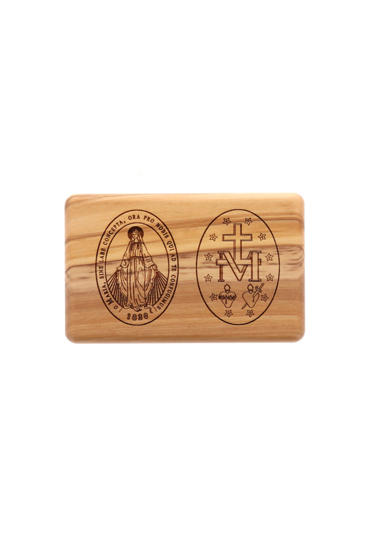 Cofanetto in legno ulivo con incisa medaglia Miracolosa, completo di corona, portachiavi e statuina abbinata. Dimensioni 8x12 h. 3 cm