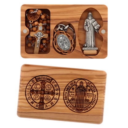 Cofanetto in legno ulivo con incisa medaglia san Benedetto, completo di corona, portachiavi e statuina abbinata. Dimensioni 8x12 h. 3 cm