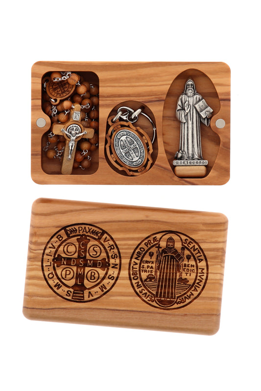 Cofanetto in legno ulivo con incisa medaglia san Benedetto, completo di corona, portachiavi e statuina abbinata. Dimensioni 8x12 h. 3 cm