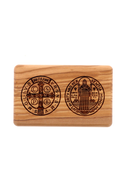 Cofanetto in legno ulivo con incisa medaglia san Benedetto, completo di corona, portachiavi e statuina abbinata. Dimensioni 8x12 h. 3 cm
