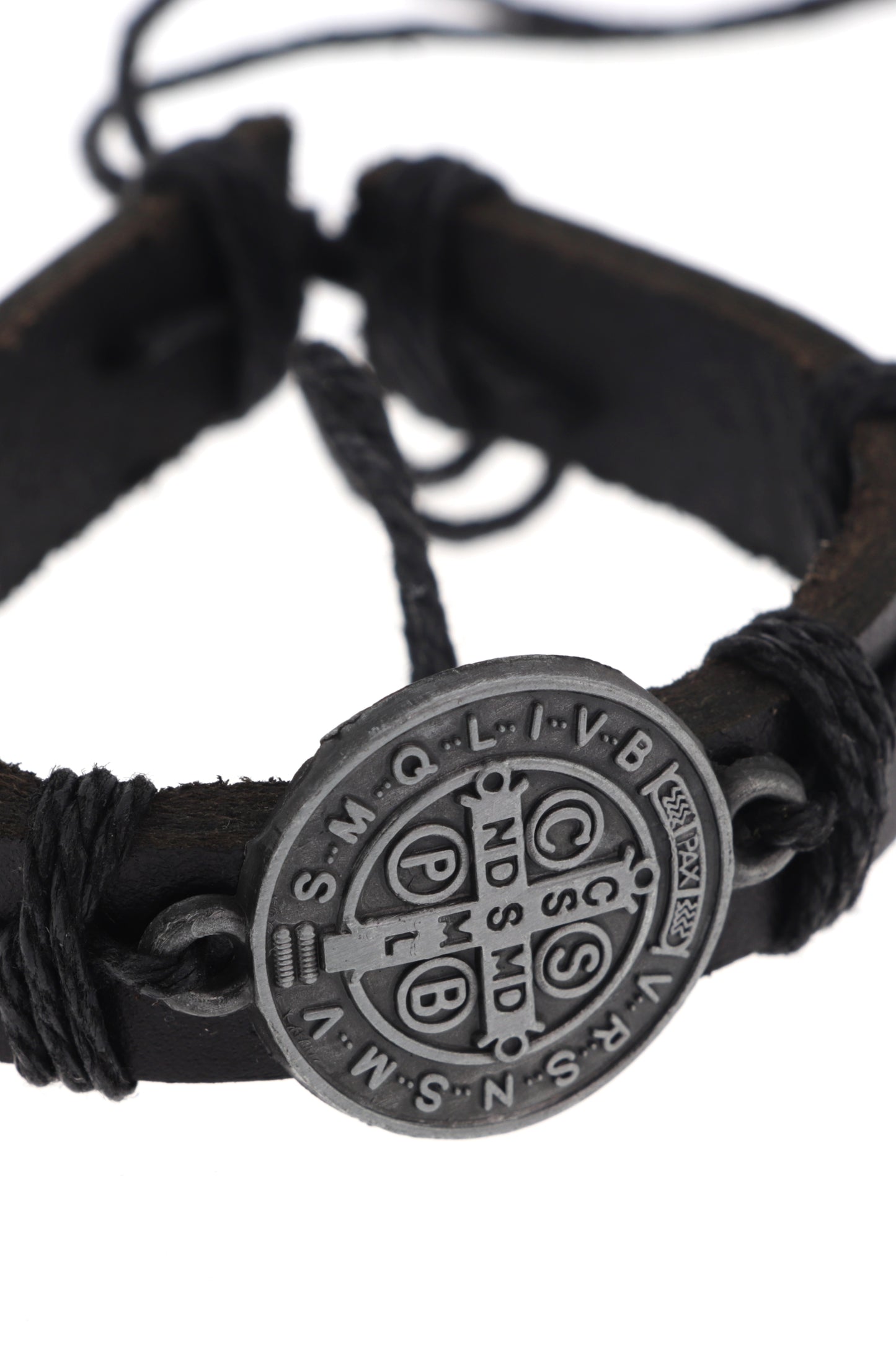 Bracciale san Benedetto in cuoio nero regolabile