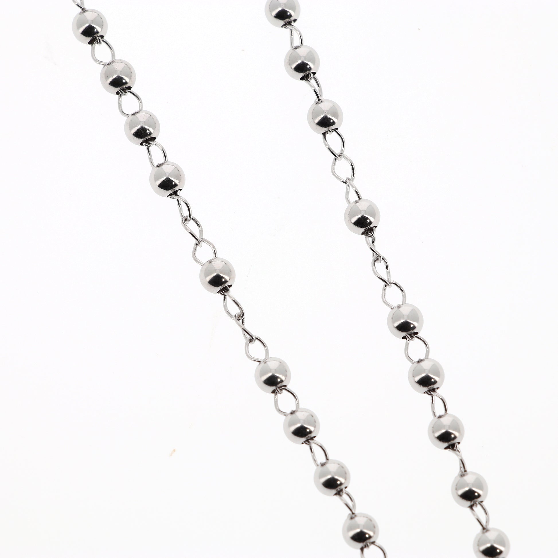 Rosario in argento indossabile con Crocifisso e grani diametro 0,4. Lunghezza 46 cm