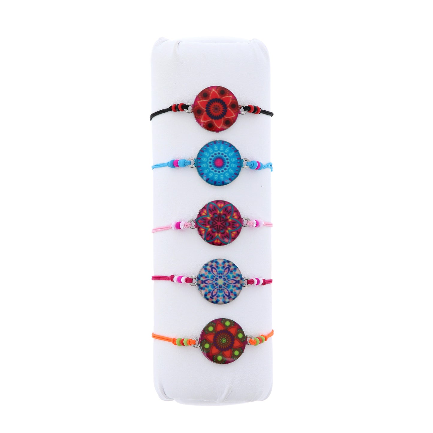 Bracciale in corda con ciondolo passante in colori assortiti. Regolabile