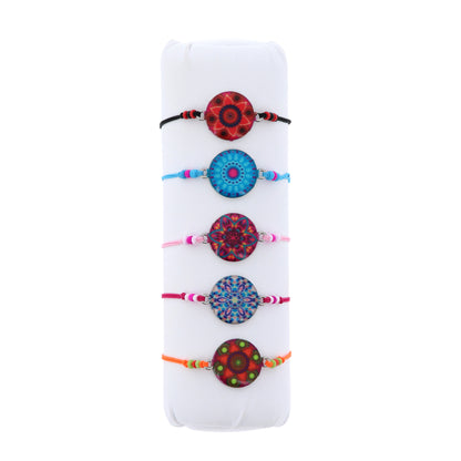 Bracciale in corda con ciondolo passante in colori assortiti. Regolabile
