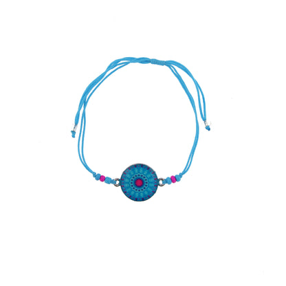 Bracciale in corda con ciondolo passante in colori assortiti. Regolabile