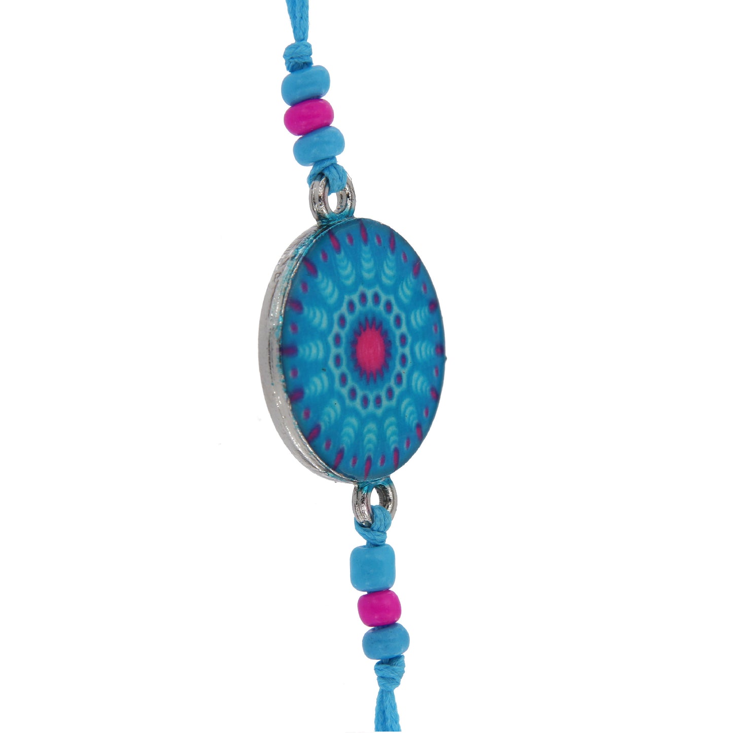 Bracciale in corda con ciondolo passante in colori assortiti. Regolabile