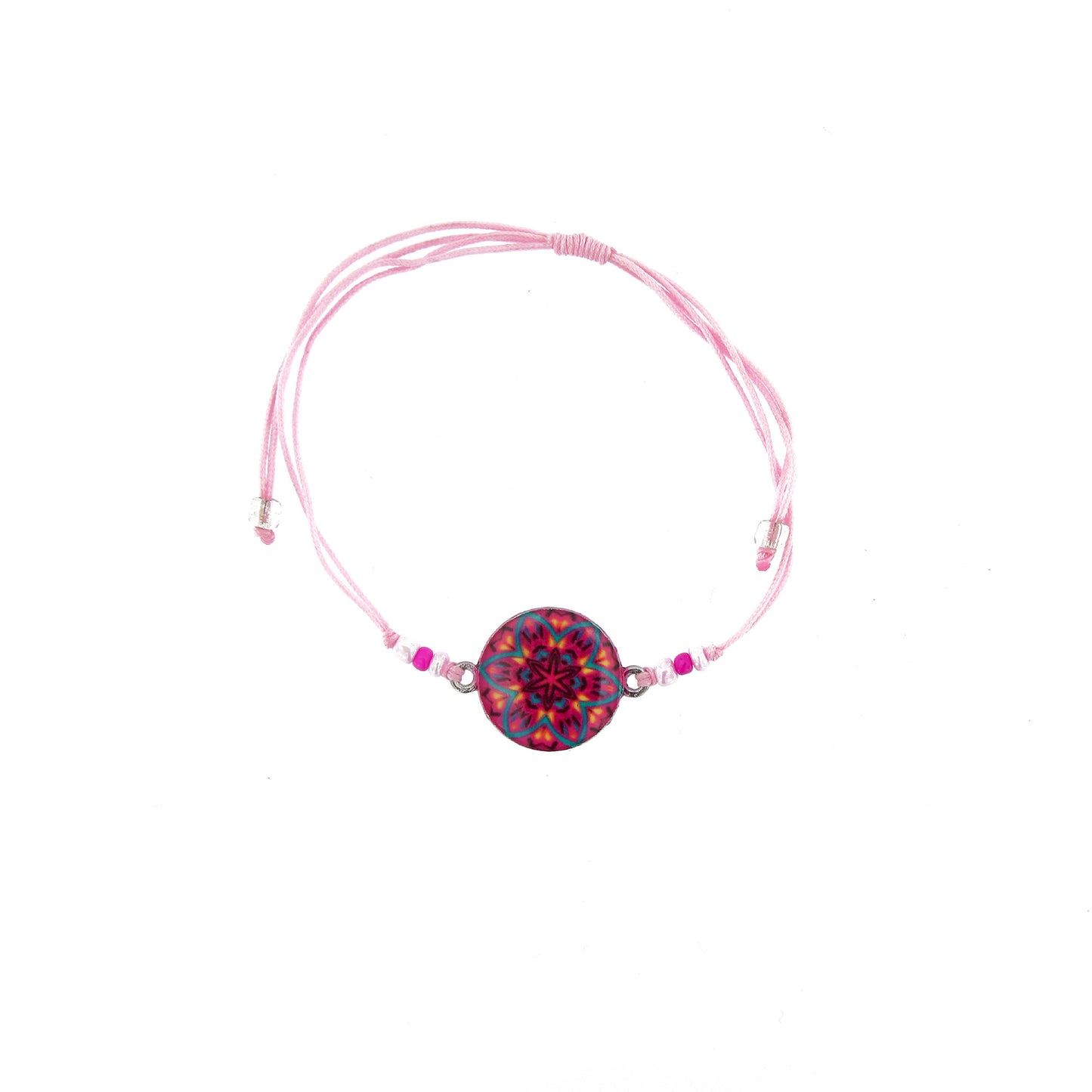 Bracciale in corda con ciondolo passante in colori assortiti. Regolabile