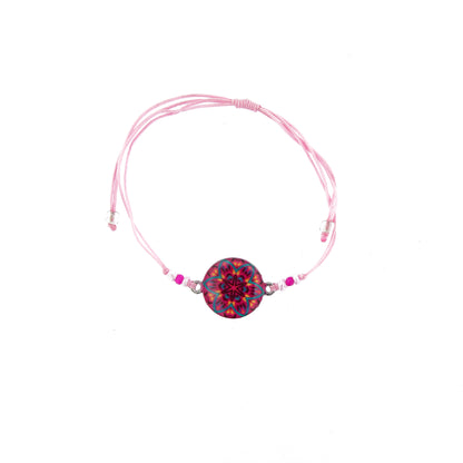 Bracciale in corda con ciondolo passante in colori assortiti. Regolabile