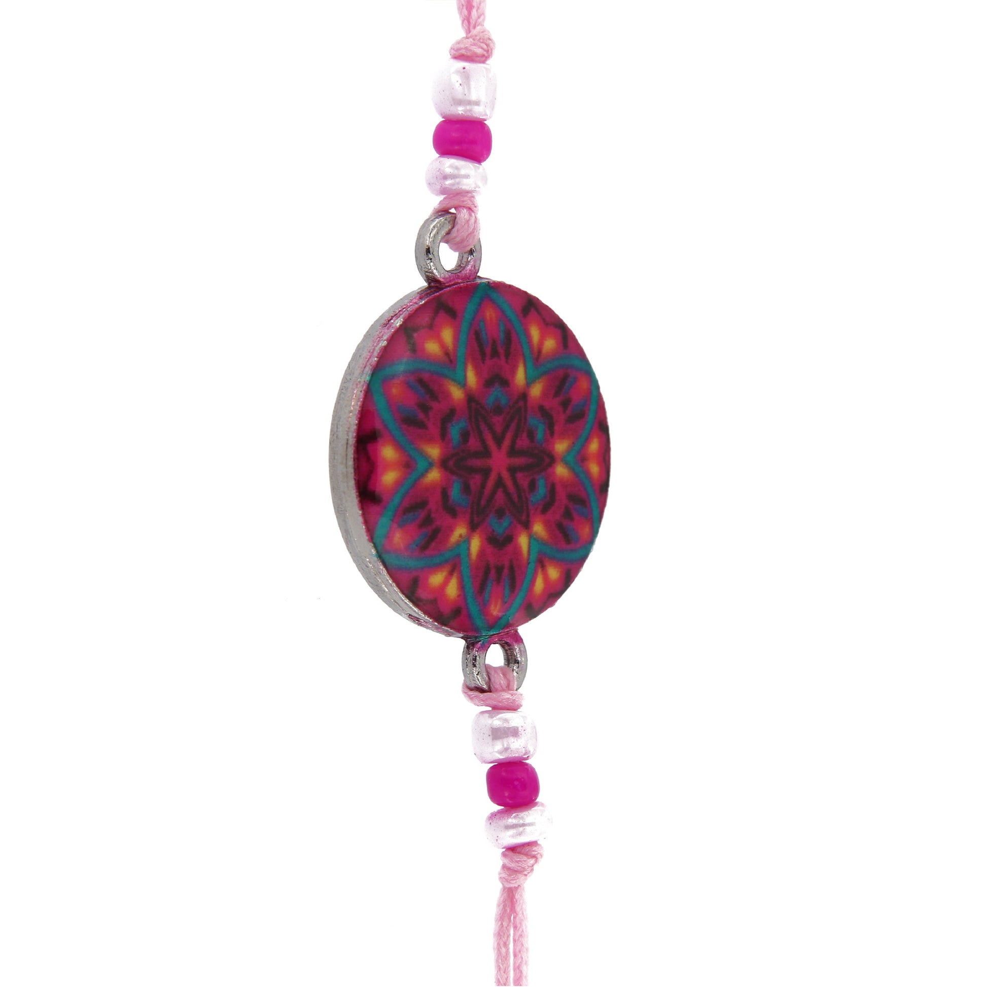 Bracciale in corda con ciondolo passante in colori assortiti. Regolabile