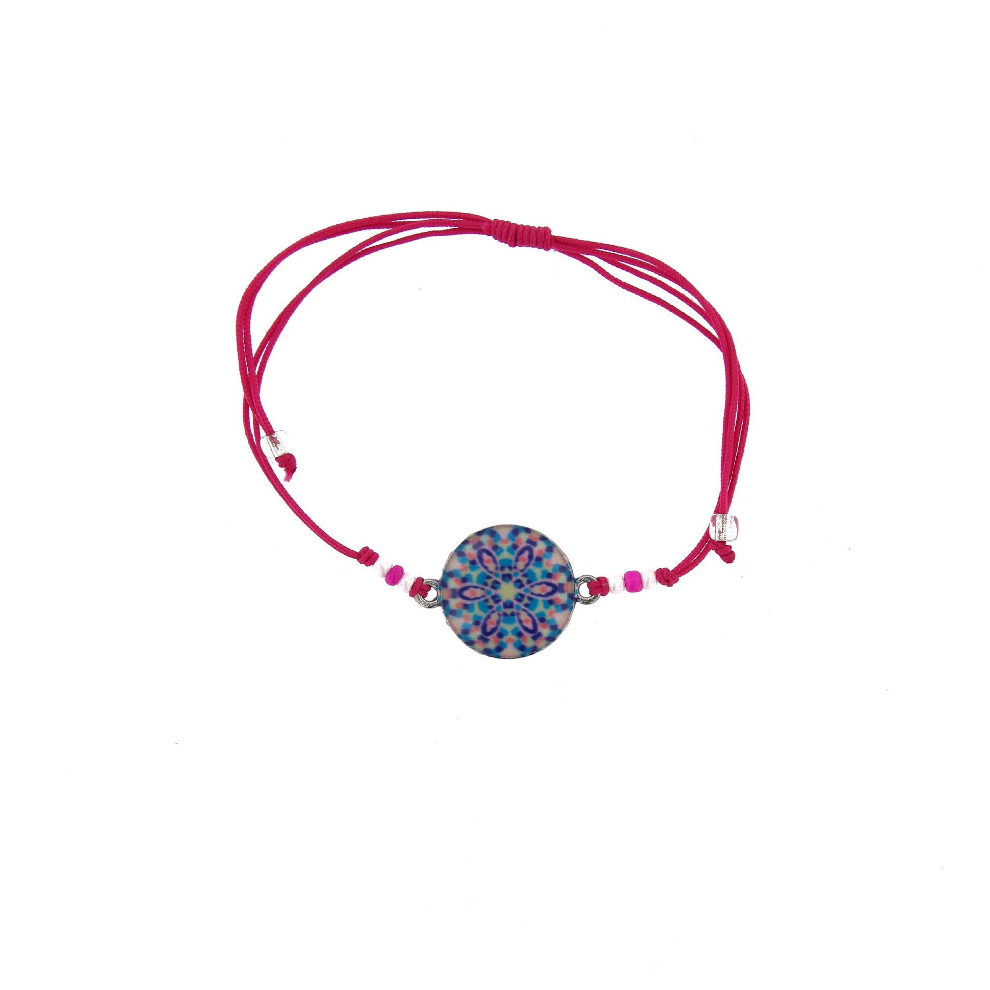 Bracciale in corda con ciondolo passante in colori assortiti. Regolabile