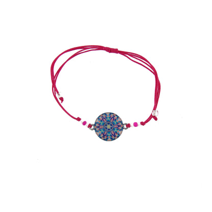 Bracciale in corda con ciondolo passante in colori assortiti. Regolabile