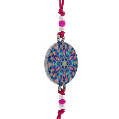 Bracciale in corda con ciondolo passante in colori assortiti. Regolabile