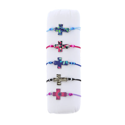 Bracciale in corda con ciondolo passante in colori assortiti. Regolabile