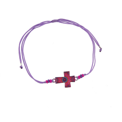 Bracciale in corda con ciondolo passante in colori assortiti. Regolabile