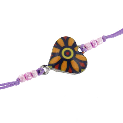 Bracciale in corda con ciondolo passante in colori assortiti. Regolabile