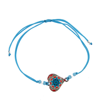 Bracciale in corda con ciondolo passante in colori assortiti. Regolabile