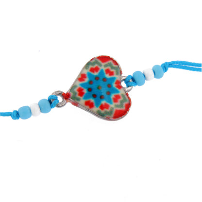 Bracciale in corda con ciondolo passante in colori assortiti. Regolabile