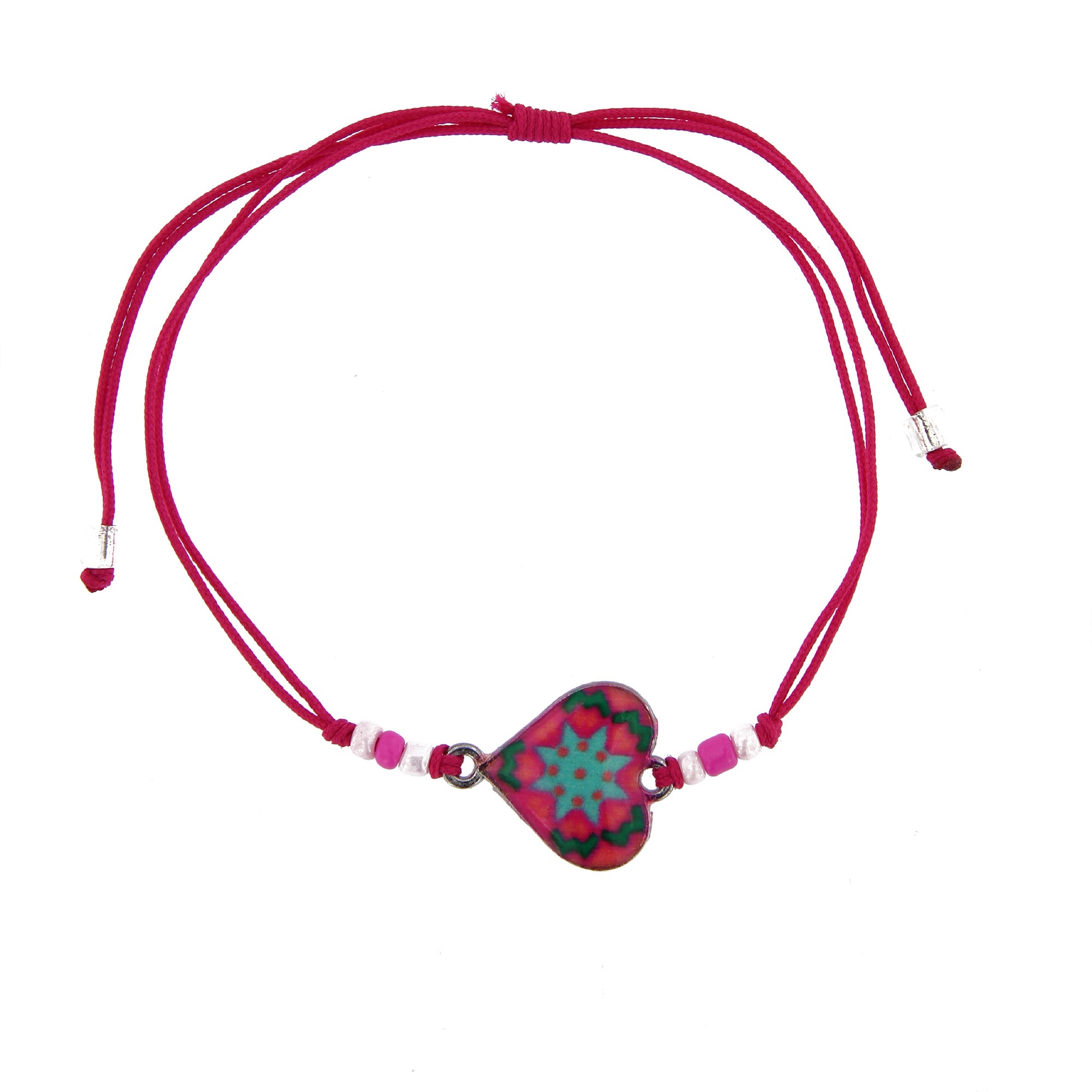 Bracciale in corda con ciondolo passante in colori assortiti. Regolabile