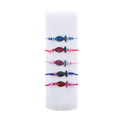 Bracciale in corda con ciondolo passante in colori assortiti. Regolabile