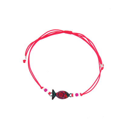Bracciale in corda con ciondolo passante in colori assortiti. Regolabile