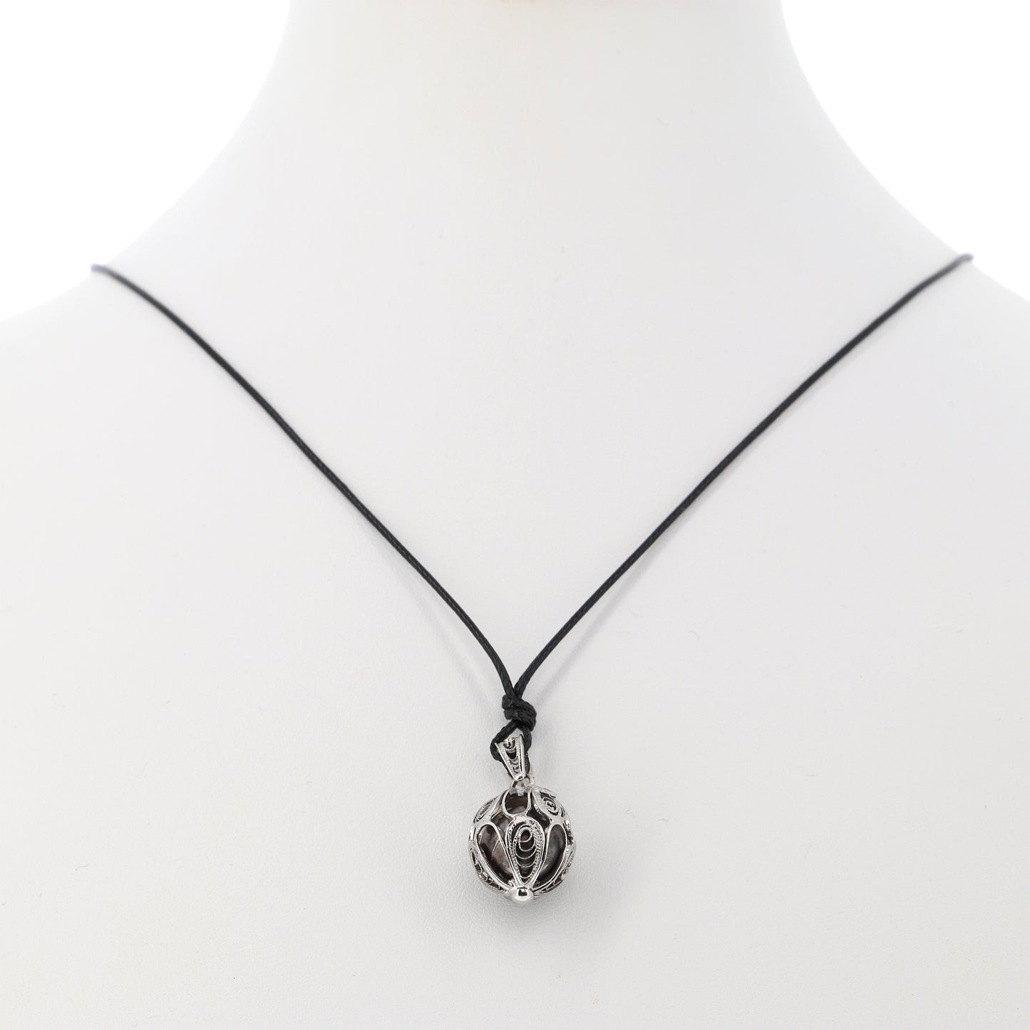 Chiama Angeli in argento 800 con laccetto in corda nera. Lunghezza 34 cm