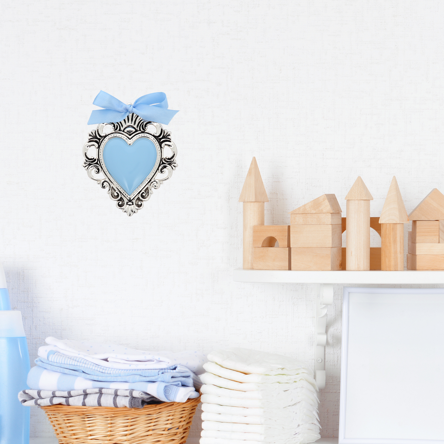 Cuore Votivo moderno in resina - cuore celeste e cornice argentata. Dimensioni 14X17,5 cm