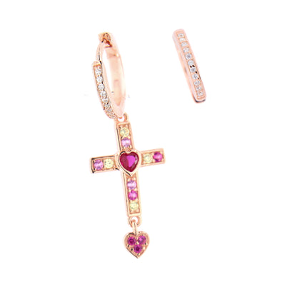 Orecchini Rubis Crucis asimmetrici in argento rosè e zirconi rossi 
