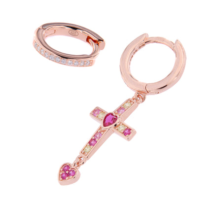 Orecchini Rubis Crucis asimmetrici in argento rosè e zirconi rossi 
