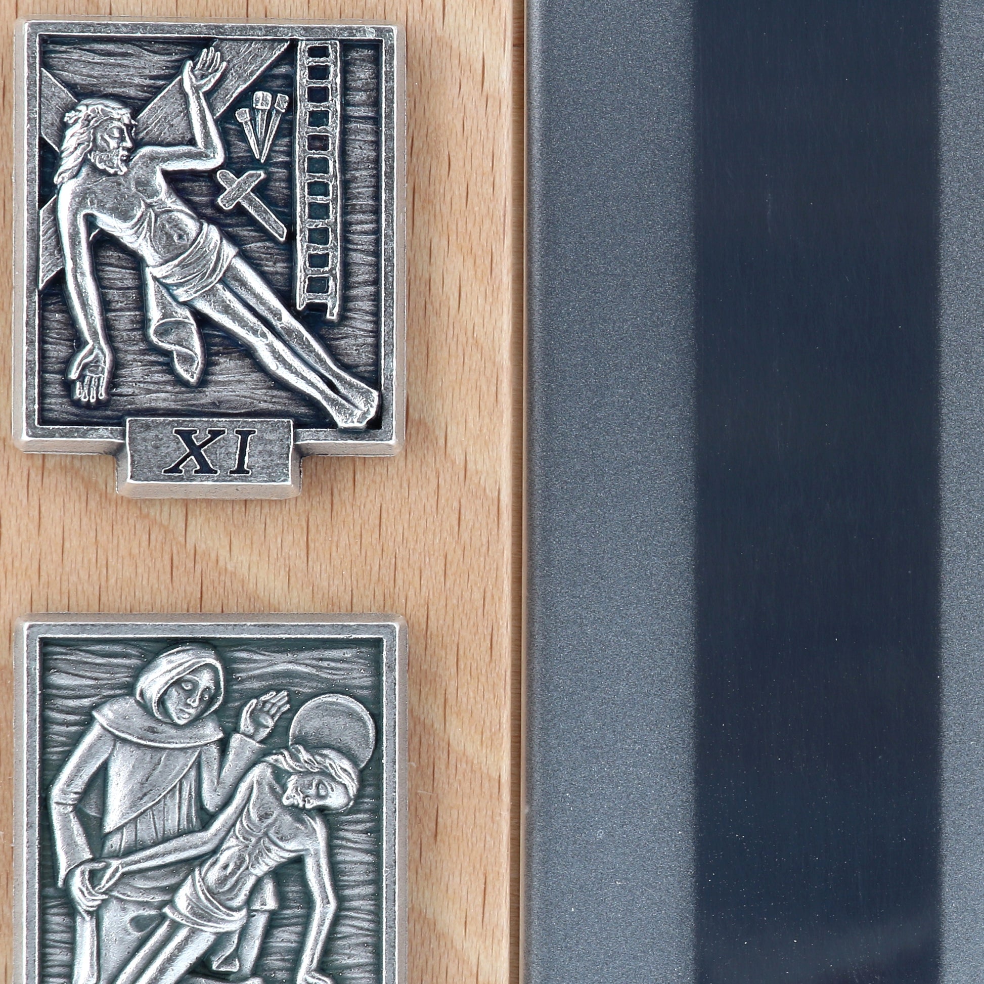 Via Crucis da appoggio in legno verniciato. Altezza 30 cm