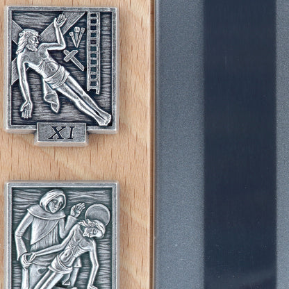 Via Crucis da appoggio in legno verniciato. Altezza 30 cm