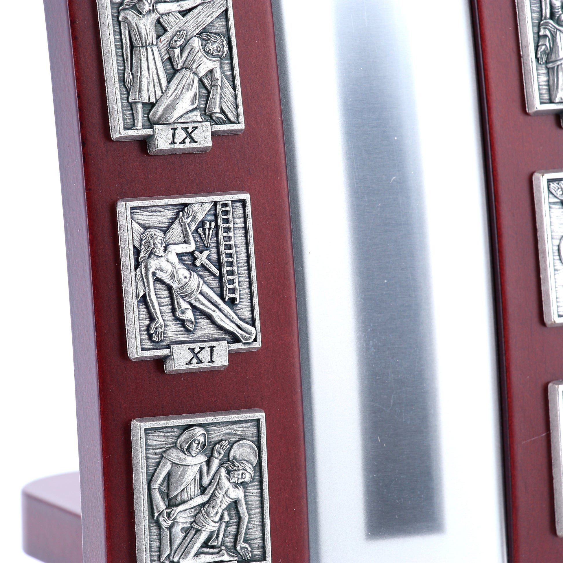 Via Crucis da appoggio in legno verniciato mogano. Altezza 30 cm