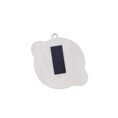 Immagine Piccolo Principe in legno a forma di mondo, con magnete e cordoncino. Altezza 8 cm