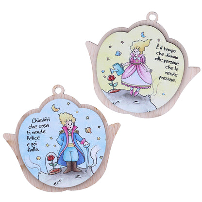 Immagine Piccolo Principe in legno colorato a forma di fiore, con magnete e cordoncino. Altezza 8,5 cm