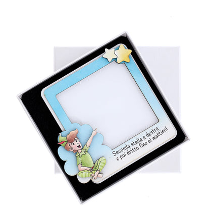 Portafoto in legno Peter Pan con dettagli argentati. Dimensione 12x11,6 cm