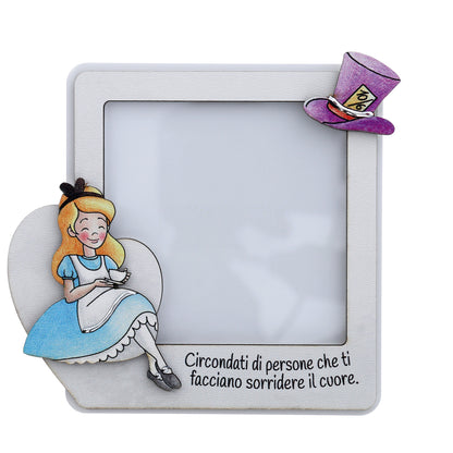 Portafoto in legno Alice nel paese delle meraviglie con dettagli argentati. Dimensione 12x11,6 cm