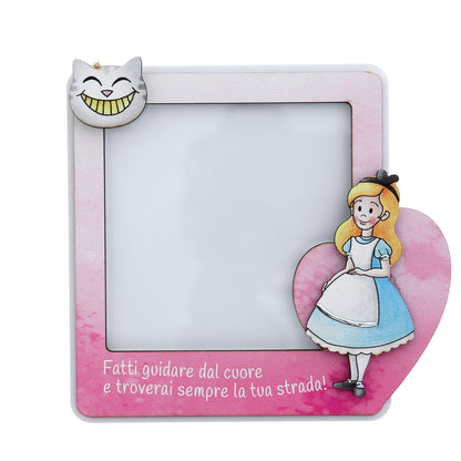 Portafoto in legno Alice nel paese delle meraviglie con dettagli argentati. Dimensione 12x11,6 cm