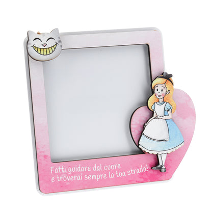 Portafoto in legno Alice nel paese delle meraviglie con dettagli argentati. Dimensione 12x11,6 cm