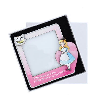 Portafoto in legno Alice nel paese delle meraviglie con dettagli argentati. Dimensione 12x11,6 cm