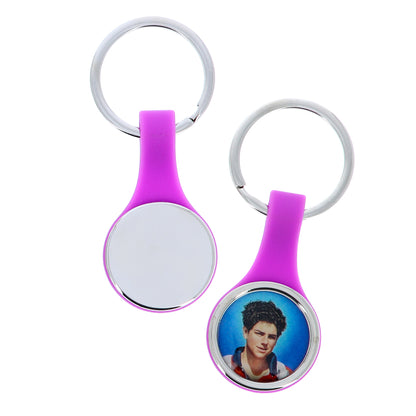 Portachiavi in silicone e metallo Carlo Acutis. Altezza 8,5 cm
