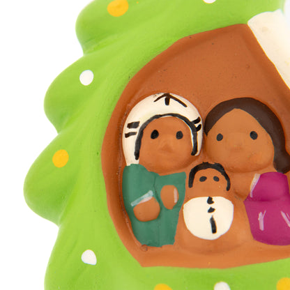 Presepe piccolo con alberello in colori assortiti. Dimensioni 5x3,5 cm