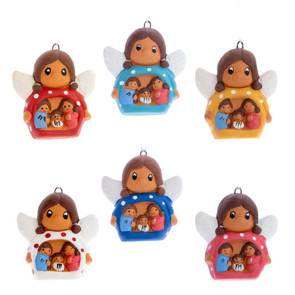 Presepe piccolo con angeletto in colori assortiti. Dimensioni 4,2x4,2 cm