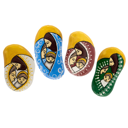 Calamita Natività in legno sfondo oro e vesti in colori assortiti. Dimensioni: 4,5x7,2 cm
