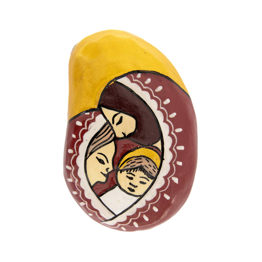 Calamita Natività in legno sfondo oro e vesti in colori assortiti. Dimensioni: 4,5x7,2 cm
