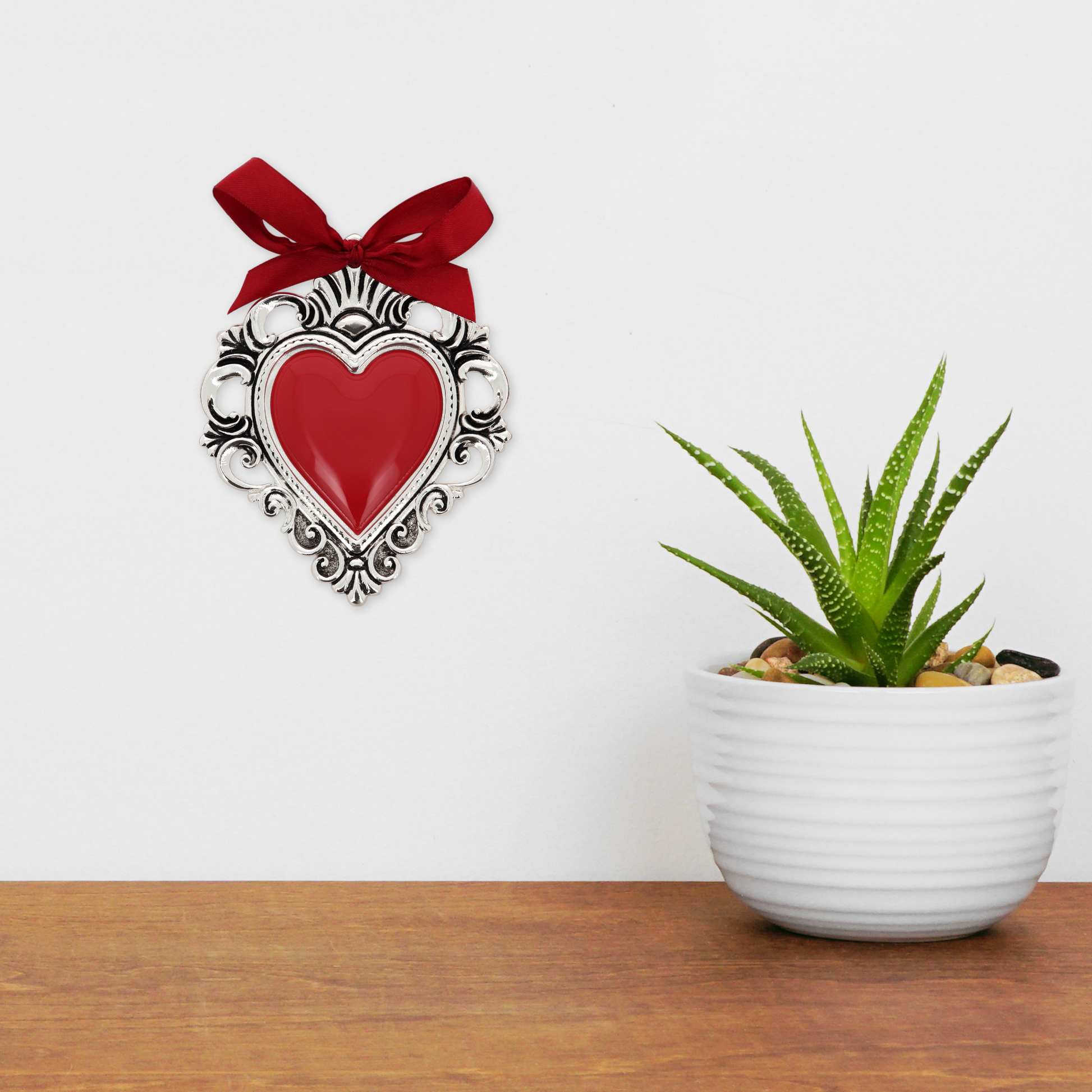 Cuore Votivo moderno in resina - cuore rosso e cornice argentata. Dimensioni 14x17,5 cm