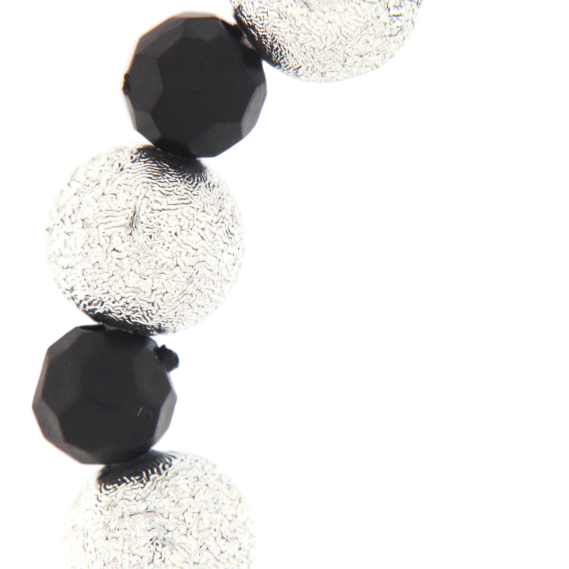 Bracciale decina elastico, grani color argento lavorati e grani neri sfaccettati, 6 mm