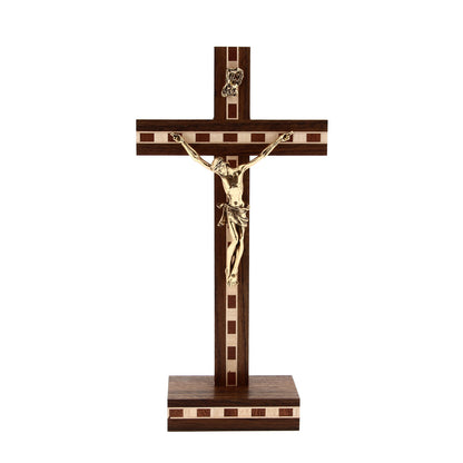 Crocifisso in legno con inserti in legno decorati, con corpo in metallo dorato. Altezza 22 cm