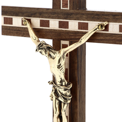 Crocifisso in legno con inserti in legno decorati, con corpo in metallo dorato. Altezza 22 cm