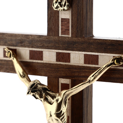 Crocifisso in legno con inserti in legno decorati, con corpo in metallo dorato. Altezza 22 cm