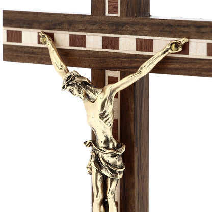 Crocifisso in legno con inserti in legno decorati, con corpo in metallo dorato. Altezza 21 cm
